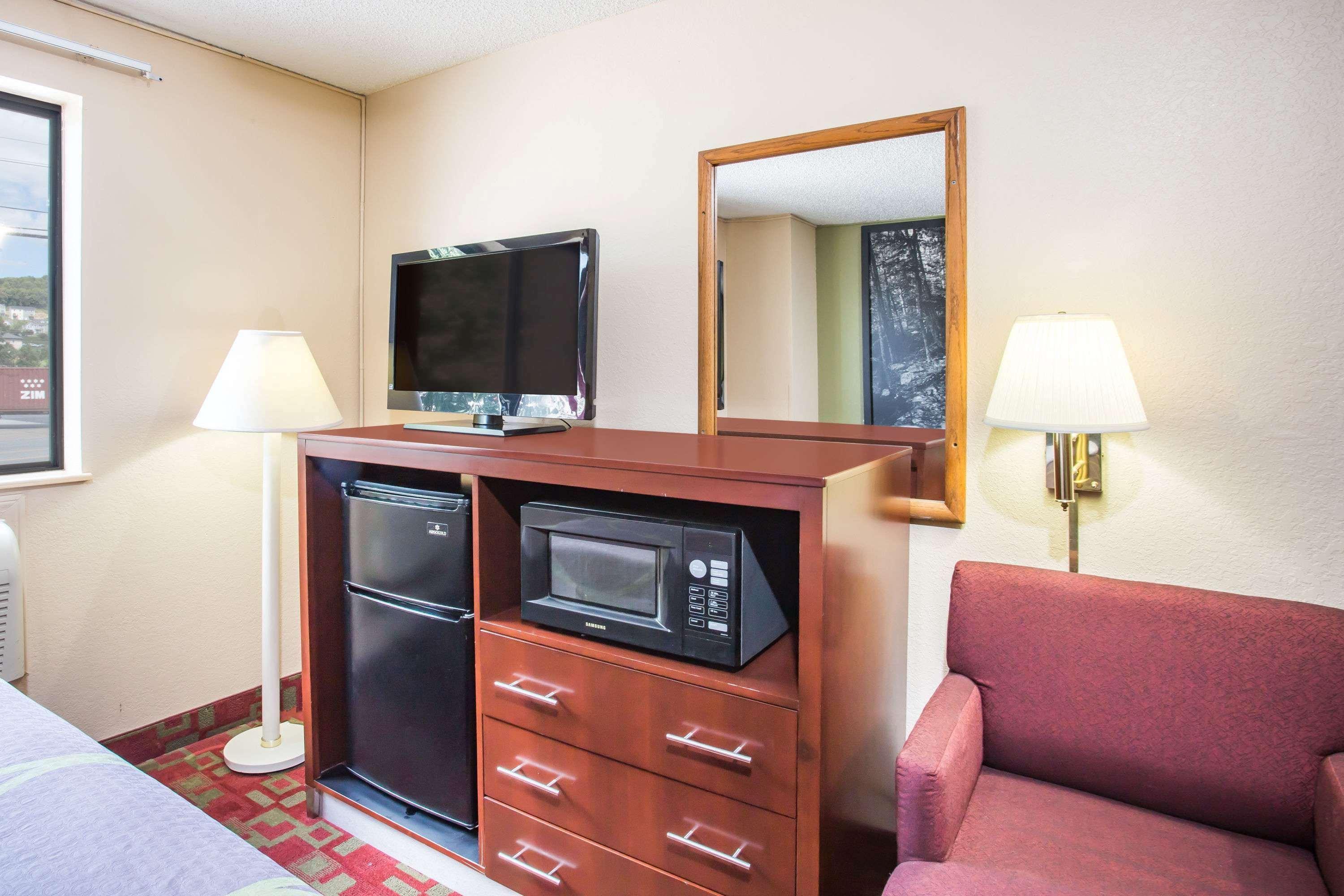 Super 8 By Wyndham Harrisonburg Motel Exterior foto